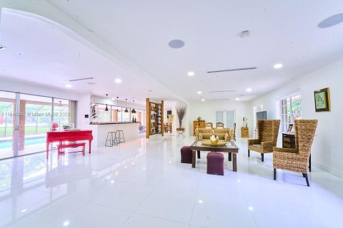 Casa en venta en Miami, Florida, 5 dormitorios, 324.23 m2 № 1882178 - foto 3