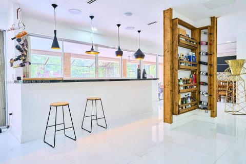 Casa en venta en Miami, Florida, 5 dormitorios, 324.23 m2 № 1882178 - foto 9