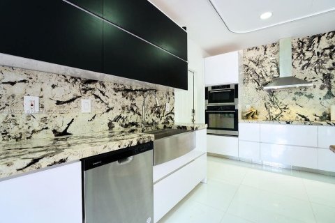 Casa en venta en Miami, Florida, 5 dormitorios, 324.23 m2 № 1882178 - foto 10