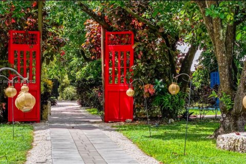 Casa en venta en Miami, Florida, 5 dormitorios, 324.23 m2 № 1882178 - foto 18
