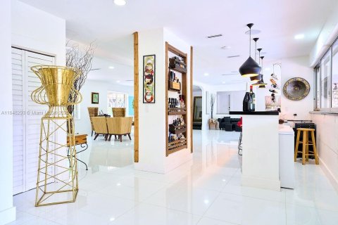 Casa en venta en Miami, Florida, 5 dormitorios, 324.23 m2 № 1882178 - foto 5