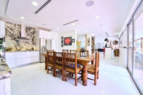 Casa en venta en Miami, Florida, 5 dormitorios, 324.23 m2 № 1882178 - foto 13