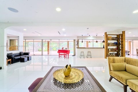 Casa en venta en Miami, Florida, 5 dormitorios, 324.23 m2 № 1882178 - foto 7