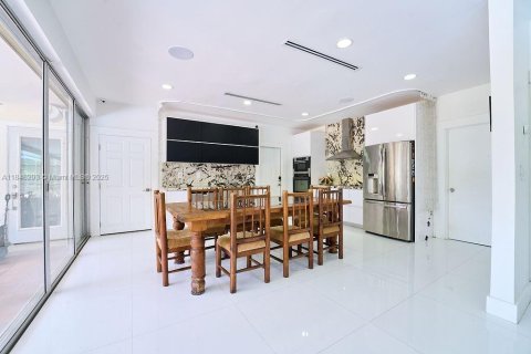 Casa en venta en Miami, Florida, 5 dormitorios, 324.23 m2 № 1882178 - foto 11