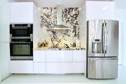 Casa en venta en Miami, Florida, 5 dormitorios, 324.23 m2 № 1882178 - foto 12