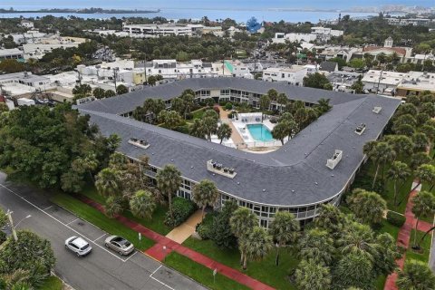 Condo in Sarasota, Florida, 1 bedroom  № 679017 - photo 1