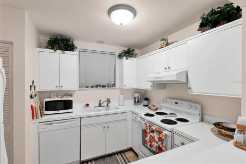 Condo in Sarasota, Florida, 1 bedroom  № 679017 - photo 4