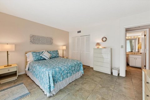 Condo in Sarasota, Florida, 1 bedroom  № 679017 - photo 13