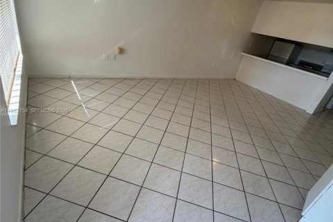 Condo in Miami Gardens, Florida № 2274437 - photo 2
