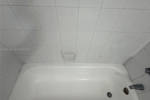 Condo in Miami Gardens, Florida № 2274437 - photo 8