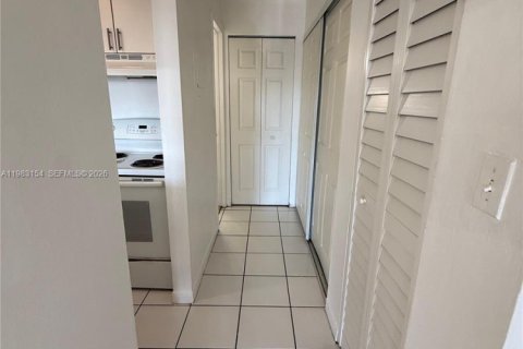Condo in Miami Gardens, Florida № 2274437 - photo 6