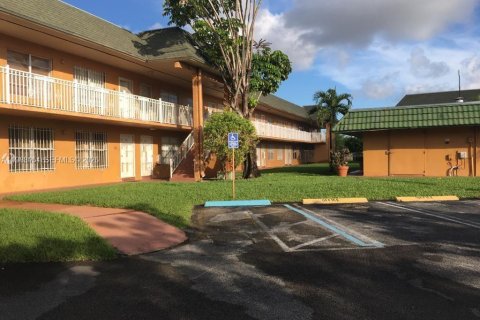 Condo in Miami Gardens, Florida № 2274437 - photo 12