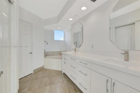 Condominio en venta en Aventura, Florida, 2 dormitorios, 154.22 m2 № 1937384 - foto 18