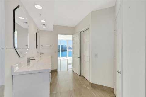 Condo in Aventura, Florida, 2 bedrooms  № 1937384 - photo 20