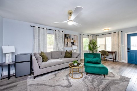 House in Tampa, Florida 3 bedrooms, 130.43 sq.m. № 1835300 - photo 2
