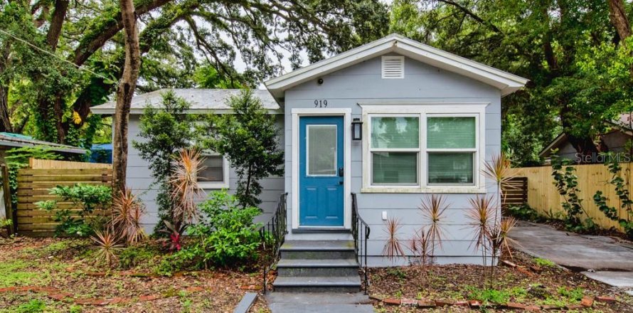 House in Tampa, Florida 3 bedrooms, 130.43 sq.m. № 1835300