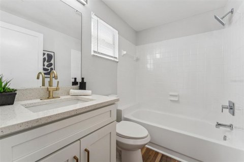Commercial property in Tampa, Florida 6 bedrooms, 274.99 sq.m. № 1638284 - photo 14