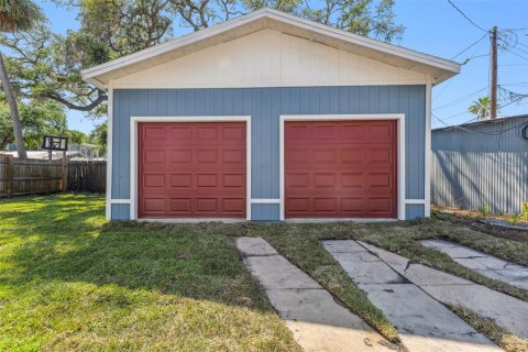 Commercial property in Tampa, Florida 6 bedrooms, 274.99 sq.m. № 1638284 - photo 2