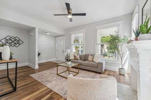 Commercial property in Tampa, Florida 6 bedrooms, 274.99 sq.m. № 1638284 - photo 6