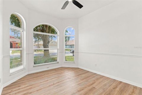 House in Tarpon Springs, Florida 4 bedrooms, 185.9 sq.m. № 2324334 - photo 12