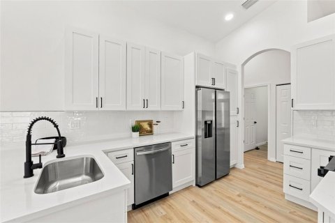 House in Tarpon Springs, Florida 4 bedrooms, 185.9 sq.m. № 2324334 - photo 18