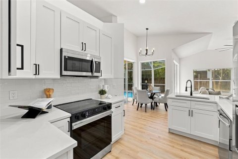 House in Tarpon Springs, Florida 4 bedrooms, 185.9 sq.m. № 2324334 - photo 16