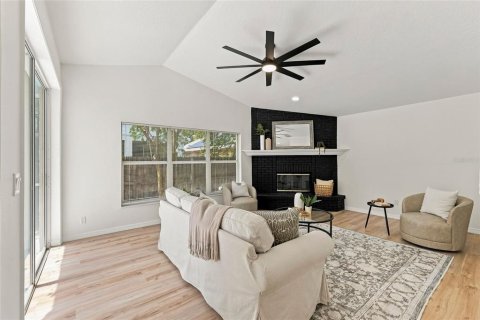 House in Tarpon Springs, Florida 4 bedrooms, 185.9 sq.m. № 2324334 - photo 15