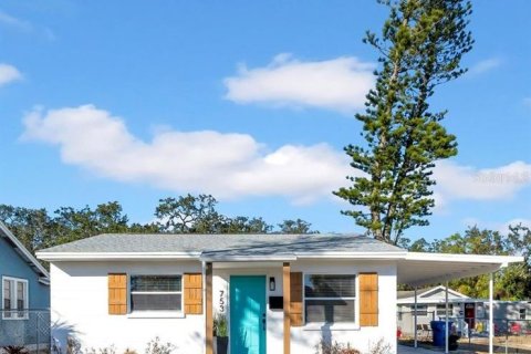 House in Saint Petersburg, Florida 3 bedrooms, 81.01 sq.m. № 1556031 - photo 1