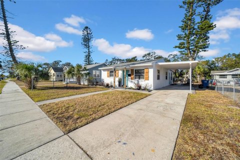 House in Saint Petersburg, Florida 3 bedrooms, 81.01 sq.m. № 1556031 - photo 4