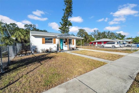 House in Saint Petersburg, Florida 3 bedrooms, 81.01 sq.m. № 1556031 - photo 3