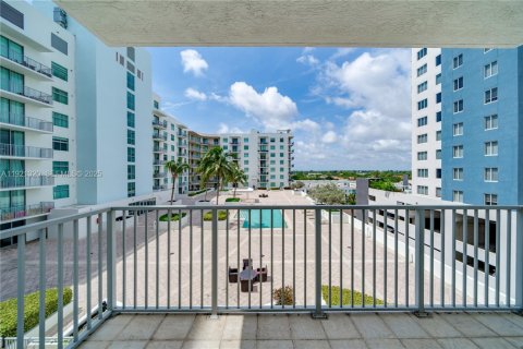 Condominio en venta en Hollywood, Florida, 1 dormitorio, 75.25 m2 № 1991058 - foto 7