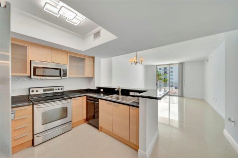 Condominio en venta en Hollywood, Florida, 1 dormitorio, 75.25 m2 № 1991058 - foto 1
