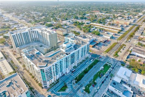 Condominio en venta en Hollywood, Florida, 1 dormitorio, 75.25 m2 № 1991058 - foto 2