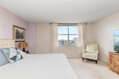 Condo in Hallandale Beach, Florida, 1 bedroom  № 1702863 - photo 11