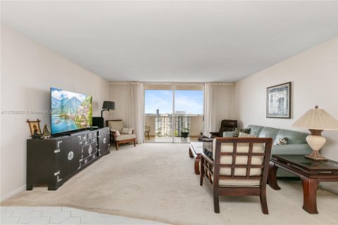 Condo in Hallandale Beach, Florida, 1 bedroom  № 1702863 - photo 2