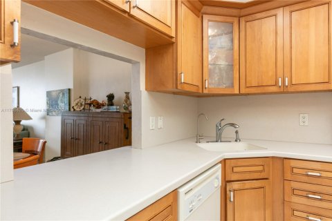 Condo in Hallandale Beach, Florida, 1 bedroom  № 1702863 - photo 25