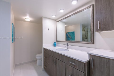 Condo in Hallandale Beach, Florida, 1 bedroom  № 1702863 - photo 14