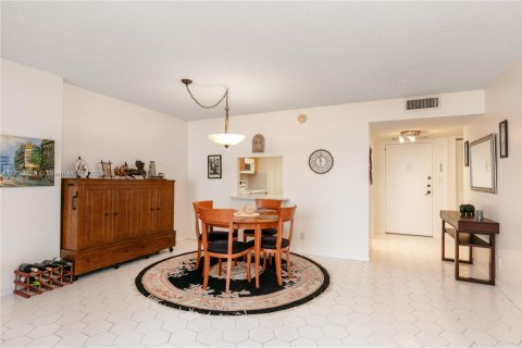 Condo in Hallandale Beach, Florida, 1 bedroom  № 1702863 - photo 8