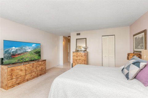 Condo in Hallandale Beach, Florida, 1 bedroom  № 1702863 - photo 13