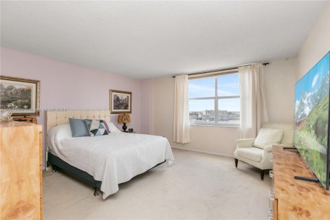 Condo in Hallandale Beach, Florida, 1 bedroom  № 1702863 - photo 10