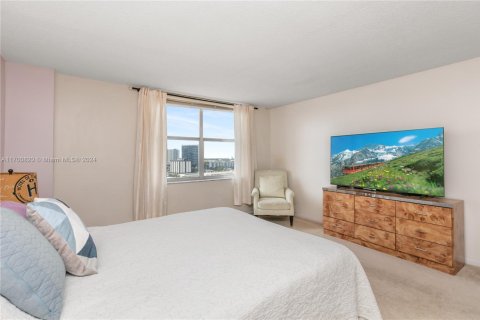 Condo in Hallandale Beach, Florida, 1 bedroom  № 1702863 - photo 12