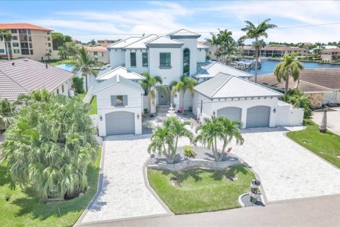 Villa ou maison à Cape Coral, Floride 5 chambres, 330.92 m2 № 2389439