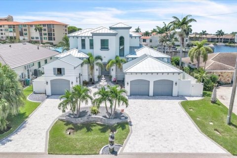 Villa ou maison à vendre à Cape Coral, Floride: 5 chambres, 330.92 m2 № 2389439 - photo 2