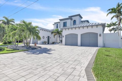 Villa ou maison à vendre à Cape Coral, Floride: 5 chambres, 330.92 m2 № 2389439 - photo 4