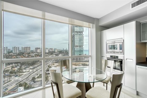 Condominio en venta en Sunny Isles Beach, Florida, 2 dormitorios, 153.2 m2 № 2013248 - foto 12