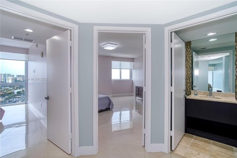 Condominio en venta en Sunny Isles Beach, Florida, 2 dormitorios, 153.2 m2 № 2013248 - foto 15