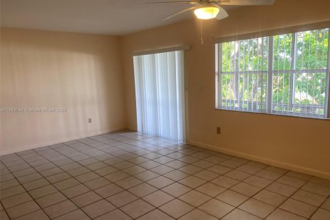 Снять в аренду кондоминиум в Корал-Спрингс, Флорида 2 спальни, 100.33м2, № 1930463 - фото 5