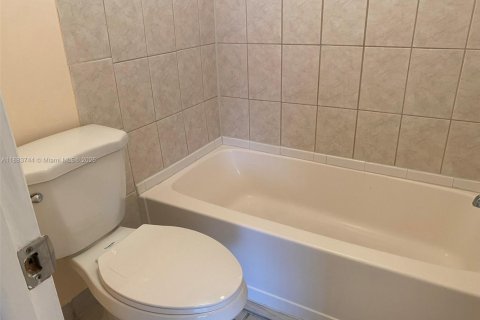 Снять в аренду кондоминиум в Корал-Спрингс, Флорида 2 спальни, 100.33м2, № 1930463 - фото 19