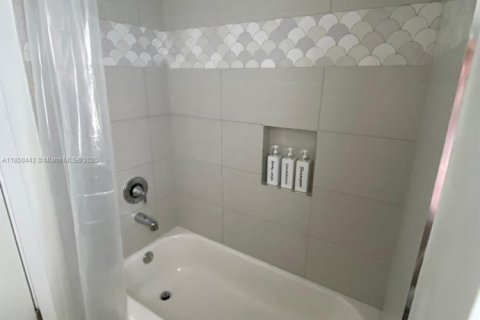 House in Hollywood, Florida 3 bedrooms, 176.61 sq.m. № 1854885 - photo 9