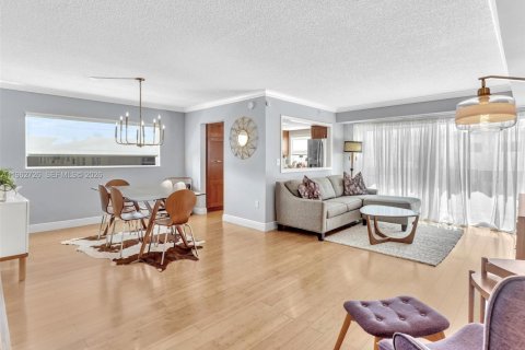 Condominio en alquiler en Miami Beach, Florida, 2 dormitorios, 98.85 m2 № 2024103 - foto 2